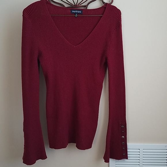 Ribbed bell sleeve sweater with accent on sleeves - Picture 4 of 5